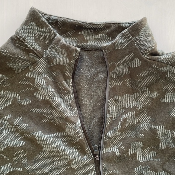 Lululemon 1/4 zip, fleece camouflage. size Large - Picture 2 of 5